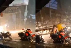 В Индии гигантский рекламный щит рухнул на тук-тук