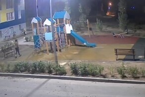 В Волгограде мигрант с криками «один на один!» крушил детскую площадку