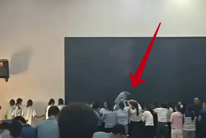 Школа в Китае заставляет детей ходить по родителям