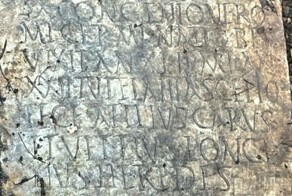 Древнеримский артефакт загадочным образом оказался в заросшем саду Нового Орлеана