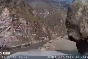 Камушек с горы прилетел