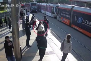 Сотрудник службы безопасности в последний момент спас невнимательную женщину