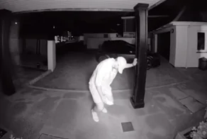 Мужчина так напился, что заснул прямо на пороге дома