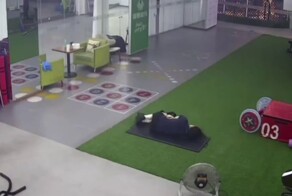 Девушка уснула в тренажерном зале