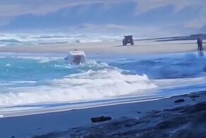 Спасателей на машине чуть не унесло волной в открытое море на Курильских островах