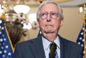 Сенатор США Макконнелл упал вместо ответа на вопрос