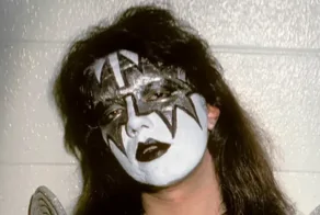 Умер сооснователь группы Kiss гитарист Эйс Фрейли