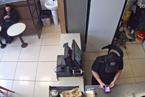 В Татарстане мужчина несколько раз выстрелил в сотрудницу кафе из пневматического пистолета