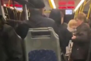 В Петербурге пенсионерка запрыгнула на студента и вытащила его с места в автобусе