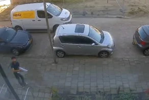 Сотрудник службы доставки пытался забросить посылку на балкон