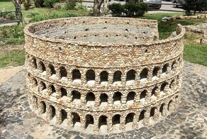 Сказочный мир Калхуна, собранный из камешков