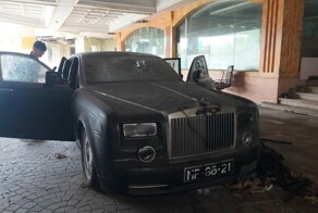 В закрытом отеле с казино нашли десятки брошенных машин: среди них Rolls-Royce и Porsche