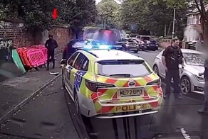 Нападение на британских полицейских попало на видео