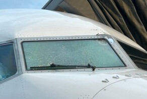 Самолёт Boeing 737 MAX на высоте 9000 метров столкнулся с неизвестным объектом