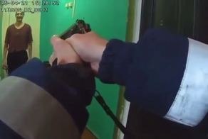 В Коми мужчина напал с ножом на девушку и полицейских