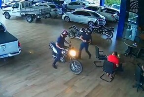 Обычный день в бразильском автосалоне