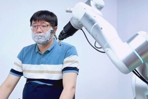 Роботы научились брить людей