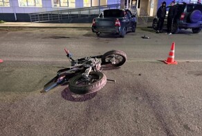 Очередное юное дарование на заднем колосе питбайка встретилось с автомобилем