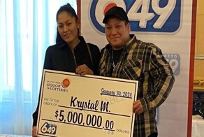 "Нож в спину": мигрант из Канады лишился выигрыша в лотерее после того, как оформил билет на свою девушку