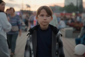 20-летний парень похож на ученика начальных классов