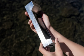 Американец создал 3-киллограмовый чехол для iPhone для борьбы с зависимостью