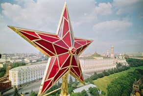 Не нравятся красные звёзды на башнях Кремля? А ничего, что первая «пентаграмма» появилась там ещё в те годы, когда Кремль был Белокаменным?