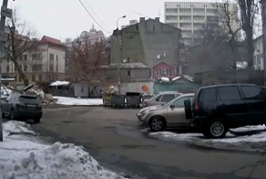 Удачно вынесла мусор (видео)