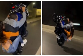 Байкер поднял мотоцикл на дыбы с пассажиркой за спиной