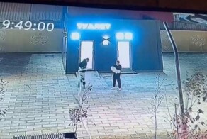 Подростки обмотались туалетной бумагой и били стекла