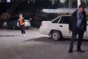В Сочи пьяный мужчина напал на детей из-за электросамоката