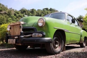 Мужчина из Бразилии уже почти 50 лет ездит на кастомном авто, который работает на дровах