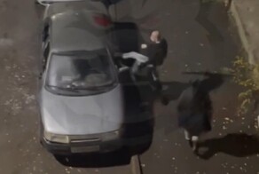 В Ярославле неадекватный мужчина ногами вынес стекла в автомобиле