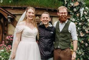 Элайджа Вуд неожиданно появился на свадьбе фанатов “Властелина колец”