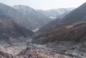 Грандиозное зрелище: огромный кусок откололся от ледника в Таджикистане