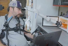 Пациент с параличом управляет роботизированной рукой с помощью нейроимпланта