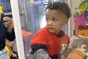 Маленький акробат: 4-летний мальчик застрял в игровом автомате
