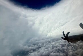 Самолет американской метеоразведки залетел в центр урагана