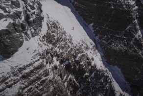 Альпинист первым в истории спустился на лыжах по сложнейшему северному склону Эвереста