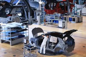 Не одно так другое - европейским автозаводам грозит остановка производства из-за дефицита чипов