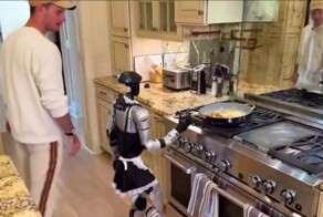 Парень пожалел, что оставил робота у плиты