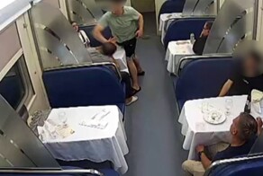 В Тверской области пьяный пассажир поезда избил попутчика и укусил электромеханика