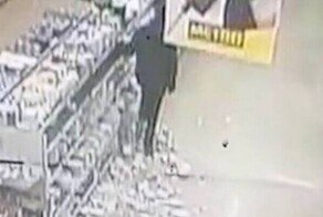 Покупатель «на счастье» разгромил стеллаж с посудой в супермаркете