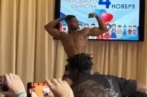 Африканец устроил стриптиз на праздновании Дня народного единства в брянском университете