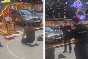 Странная сцена в Шереметьево: мужчина одновременно совершал намаз и крестился