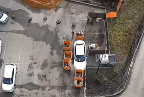 В Челябинске водитель мусоровоза наказал водителя, который перегородил проезд