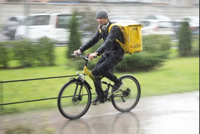 С мигрантов снимают курьерские рюкзаки