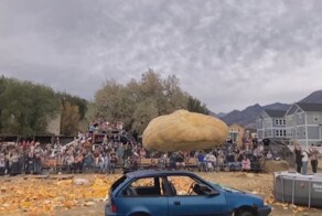 Американец разбил гигантскую тыкву об старую тачку