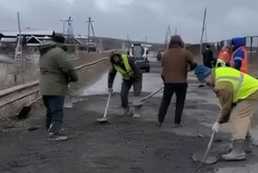 Жители Первоуральска за день отремонтировали дорогу, не дождавшись помощи от чиновников