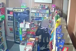 Продавщица не&nbsp;испугалась вооруженного грабителя