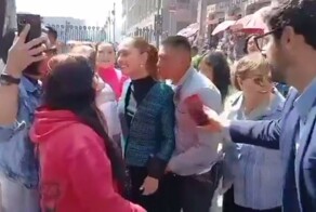 Пьяный мужчина облапал президента Мексики